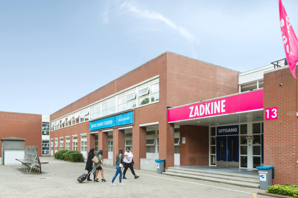 Studenten voor de ingang van Zadkine in Rotterdam, de mbo-school voor de BBL opleiding kraamzorg.
